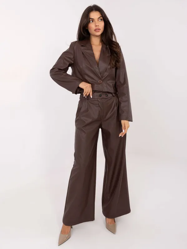 Krótka dwurzędowa kurtka o kroju crop