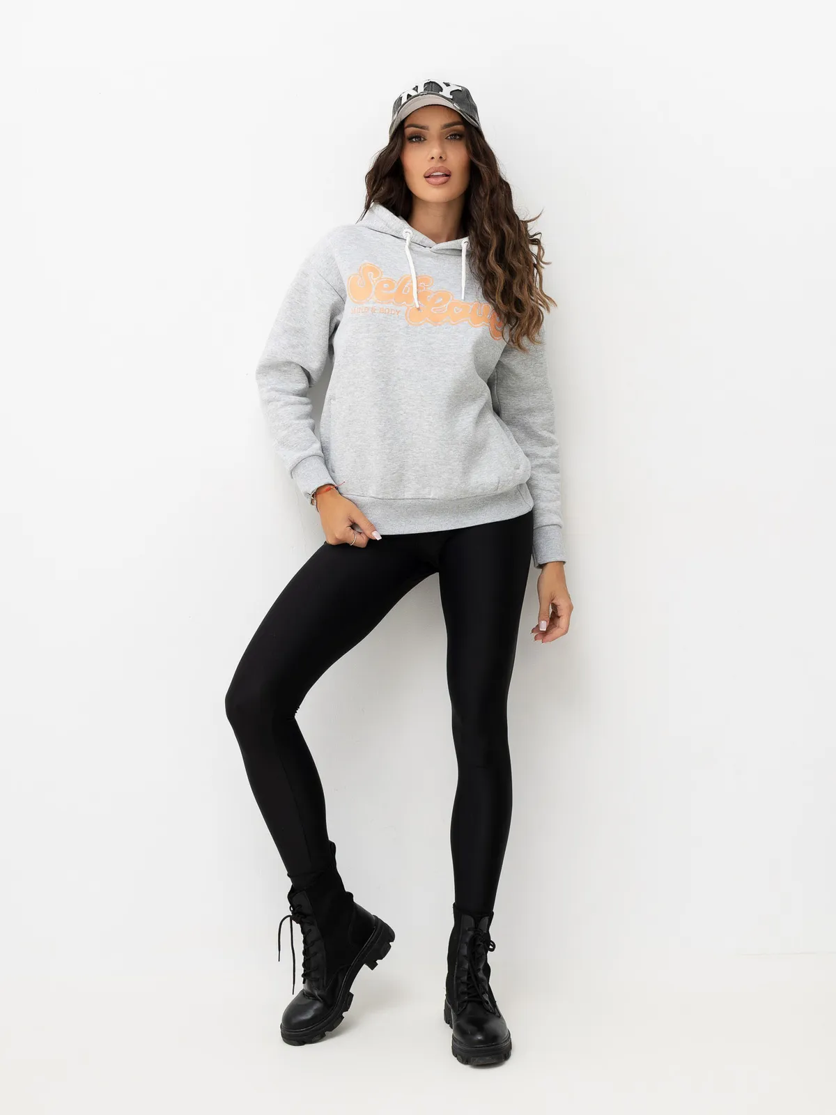 Bluza oversize z kapturem w stylu college - zdjęcie 3