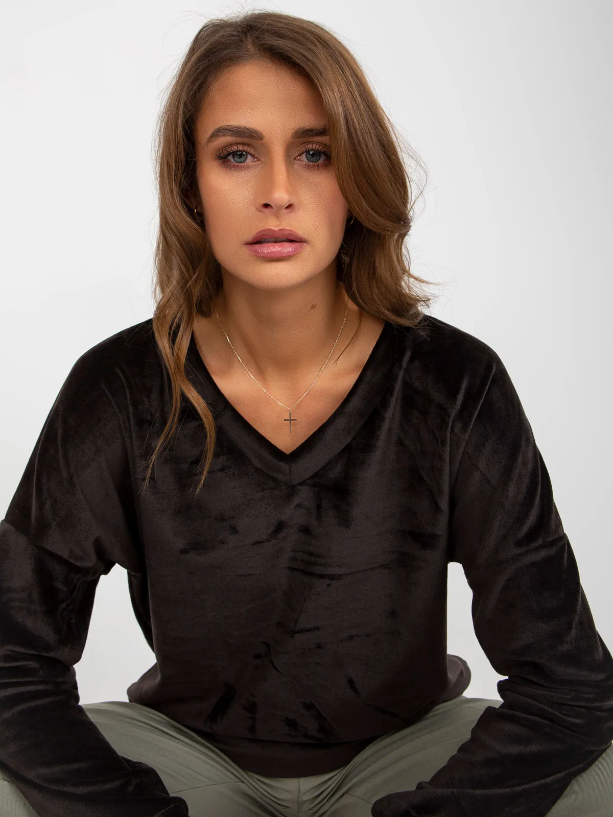 Czarna welurowa bluza bez kaptura z dekoltem V - zdjęcie 4