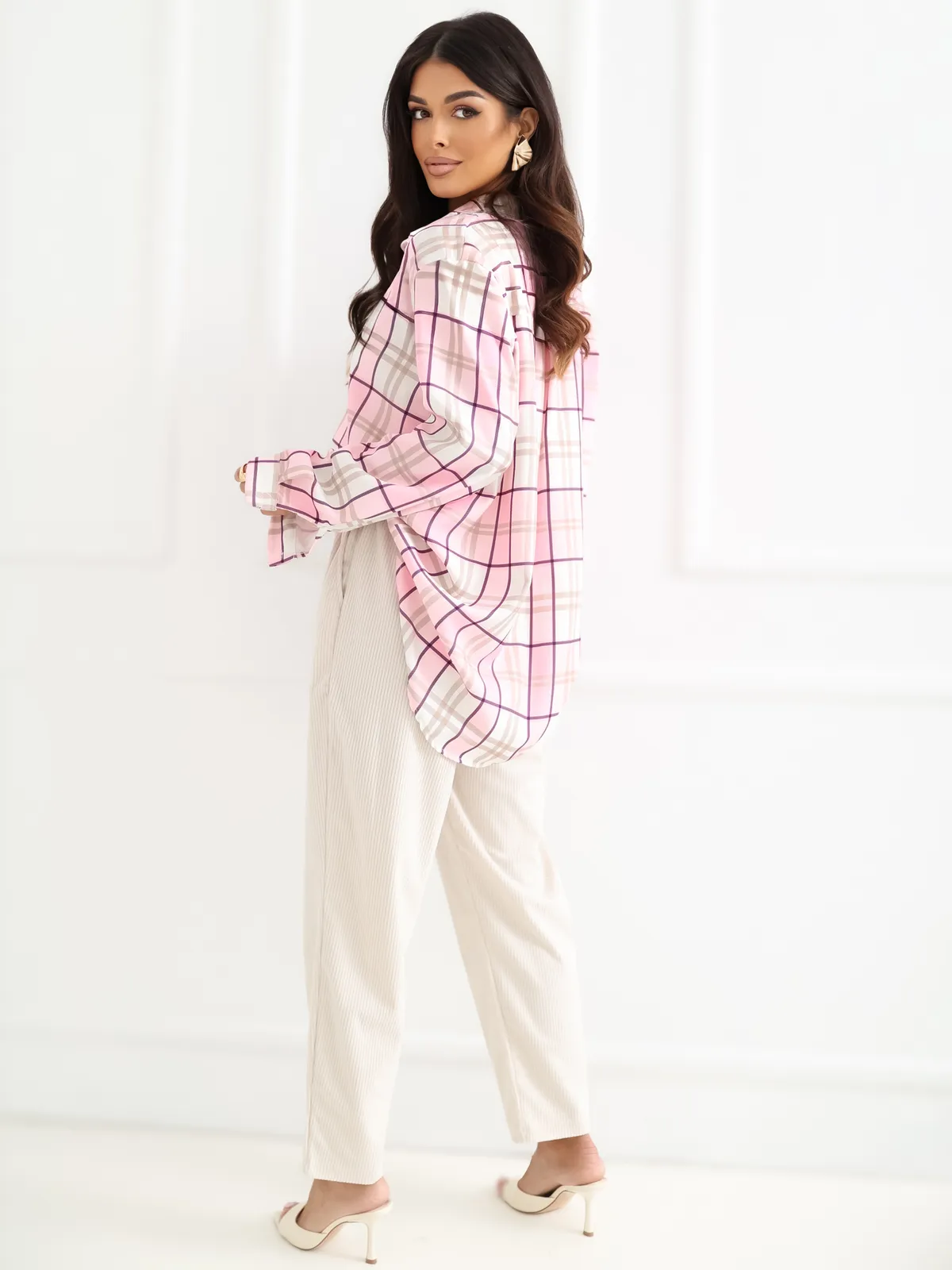 Stylowa koszula oversize w kratę do codziennych stylizacji - zdjęcie 1