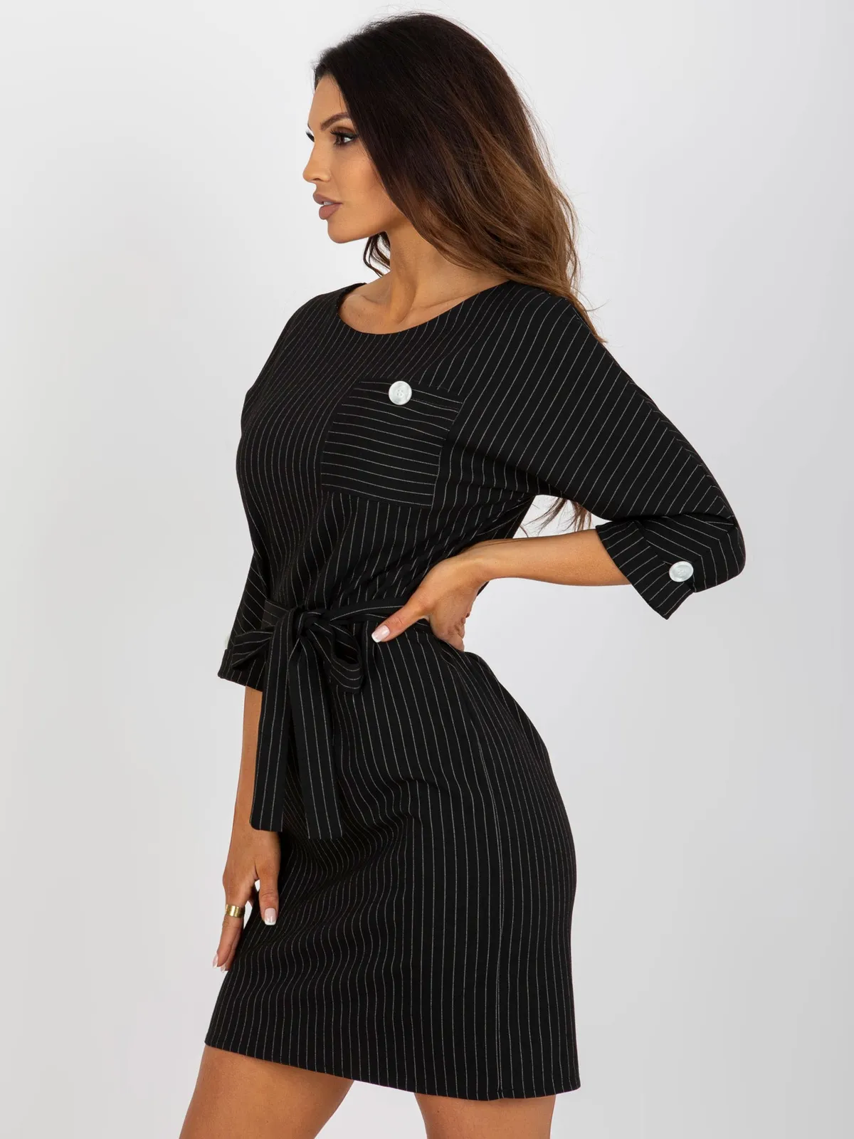 Szara ołówkowa sukienka plus size w paski z rękawem 3/4 - zdjęcie 9