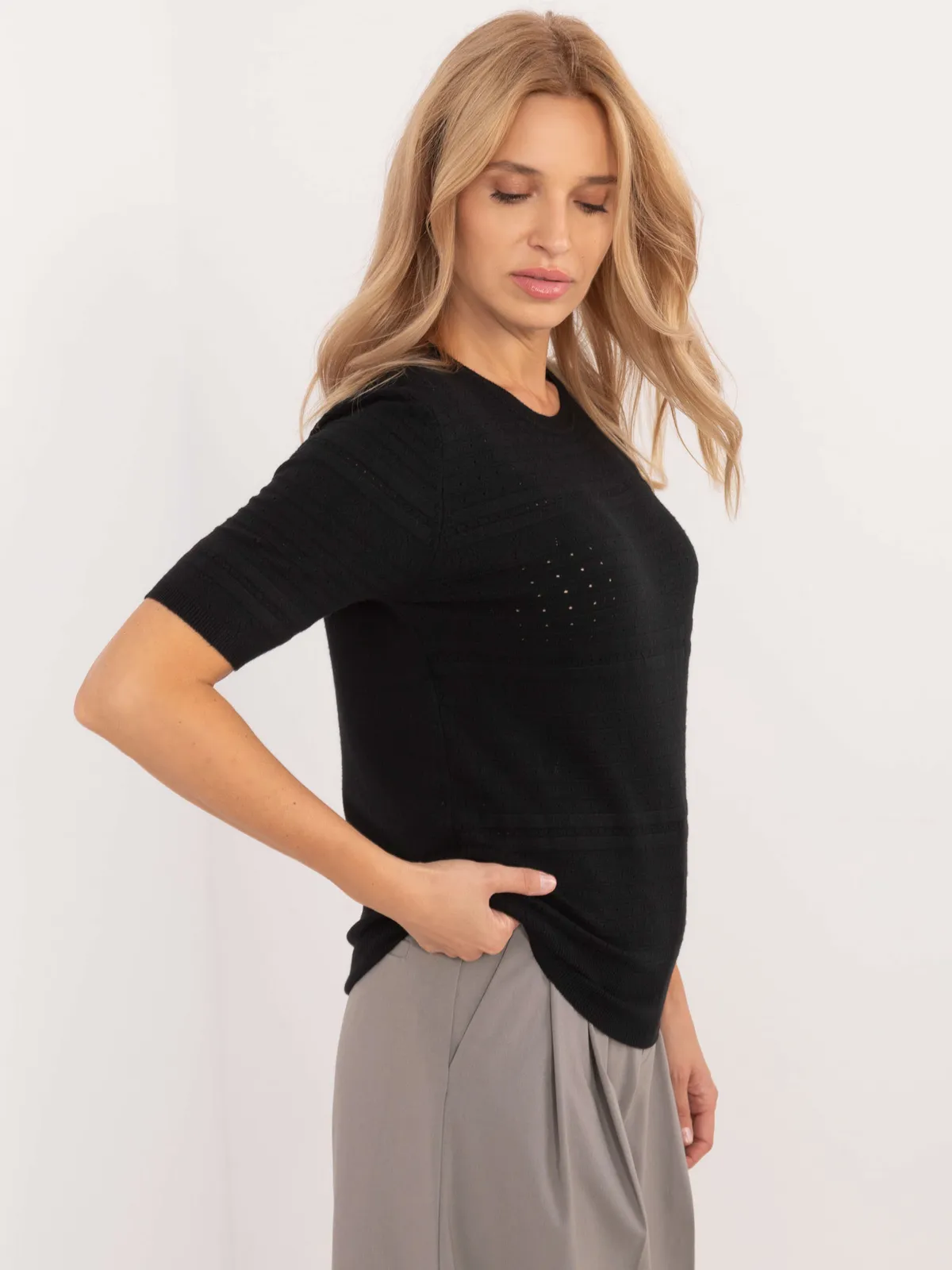 Klasyczny sweter z krótkim rękawem o ażurowym splocie - zdjęcie 1