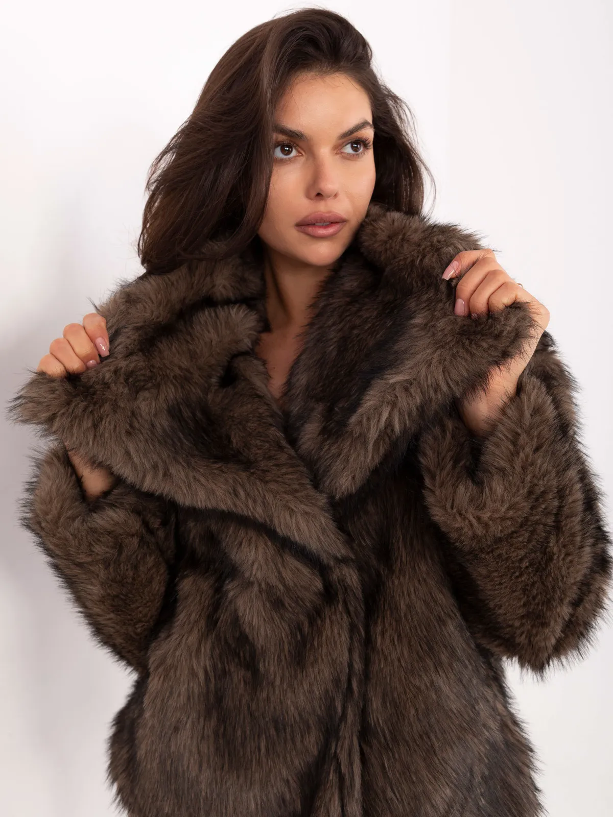 Krótka kurtka z szerokim kołnierzem - zdjęcie 1