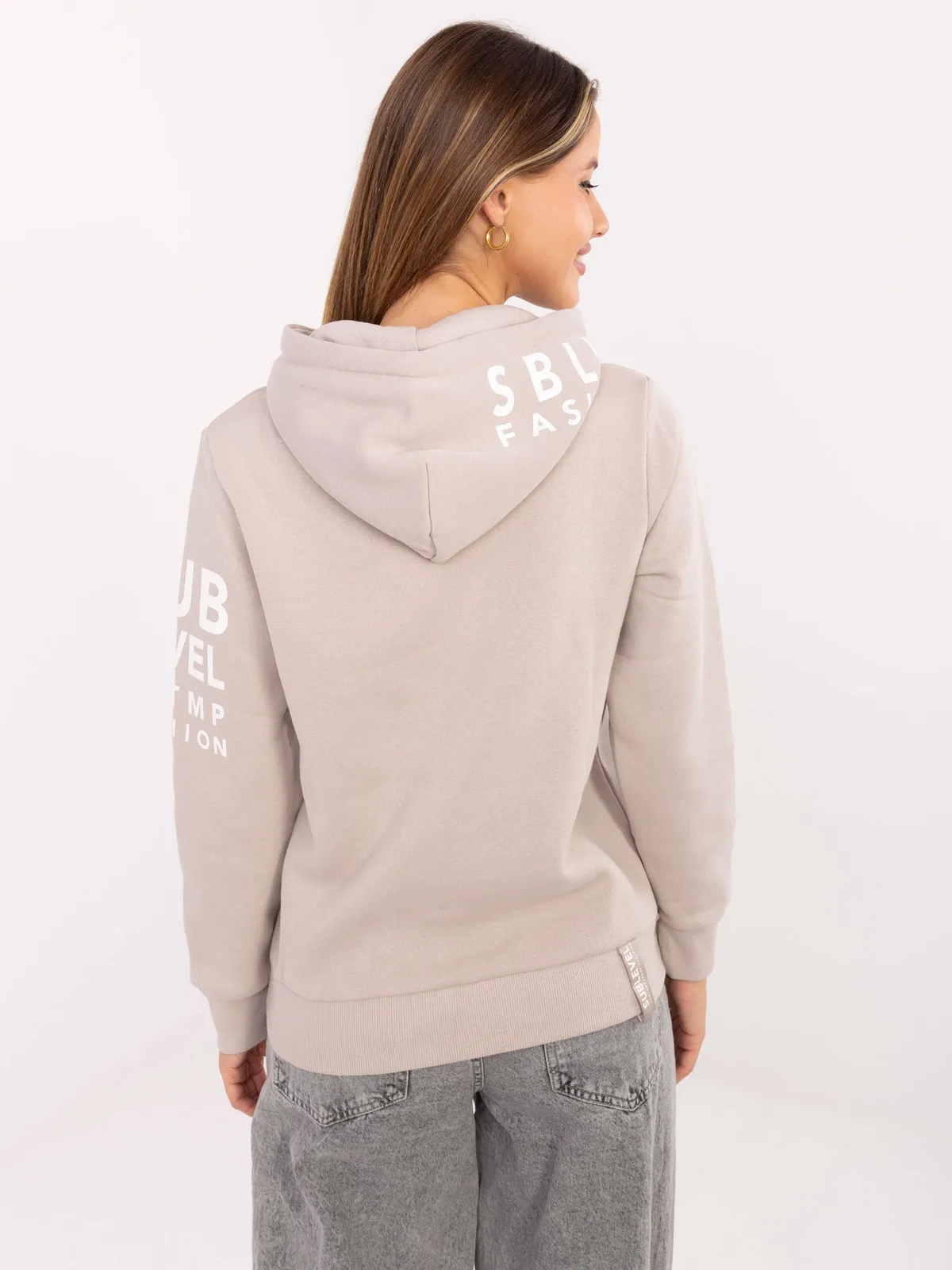Bluza oversize z kapturem i nadrukami na rękawie - zdjęcie 3
