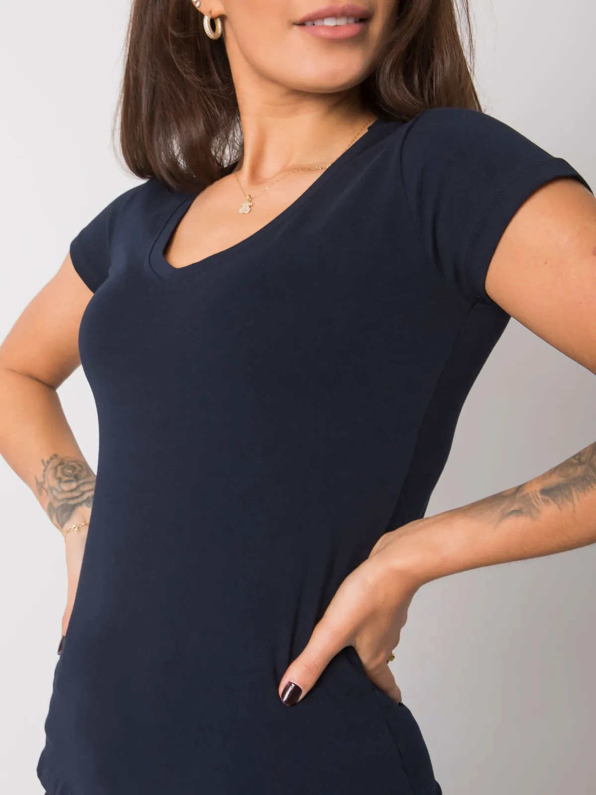 T-shirt w serek granatowy - zdjęcie 4